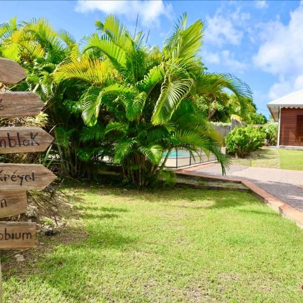 Piscine, Plages Bois Jolan et du bourg, Jardin & Parking privés, Sainte-Anne - Villas Orchyd & Ka，位于圣安尼的酒店