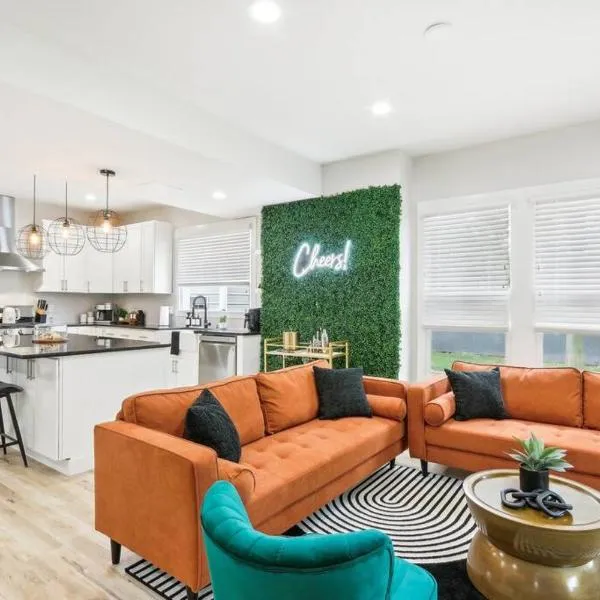 Historic Home in Brewers Hill with hot tub!，位于密尔沃基的酒店