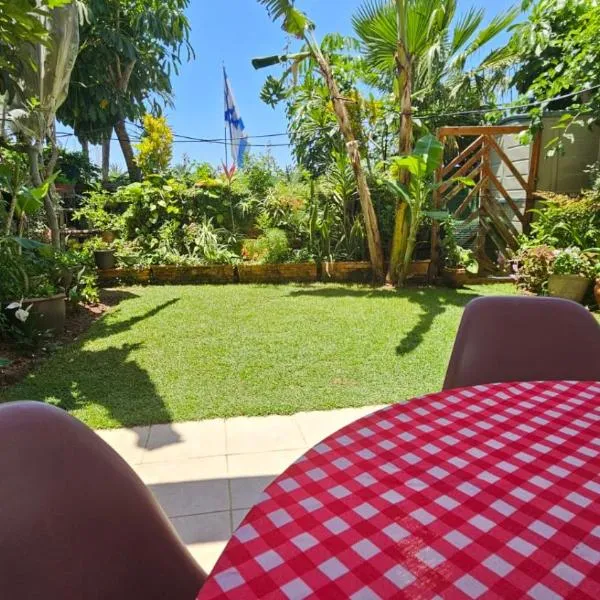 Holiday garden apartment עם מקלט，位于凯撒利亚的酒店