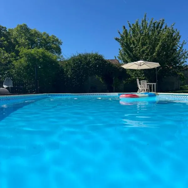 La Colline de Tilleul - Les Tilleuls - 4 STAR RATED - stunning cottage with pool near Aubeterre in idyllic location，位于Saint-Romain的酒店