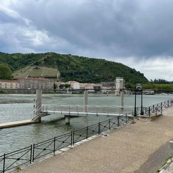 La Batellerie, vue sur Rhône，位于瓦朗斯的酒店