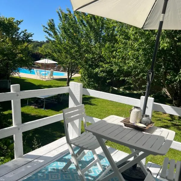 La Colline de Tilleul - Les Deux Puits - Cosy Cottage with swimming pool near Aubeterre，位于Saint-Romain的酒店