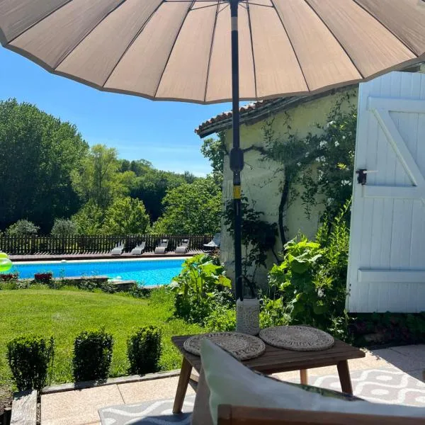La Colline de Tilleul - De La Colline 4 STAR RATED - Beautiful Cottage Near Aubeterre，位于Saint-Romain的酒店