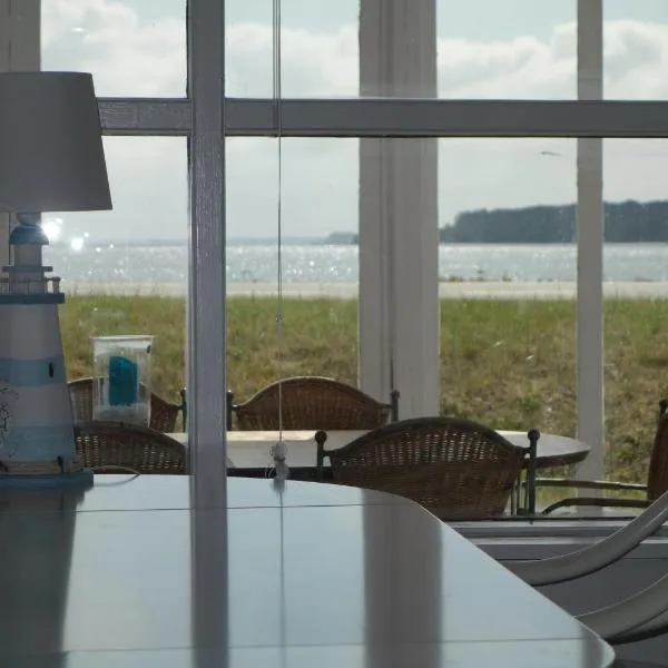 Ferienhaus 50m vom Strand，位于哈泽斯莱乌的酒店