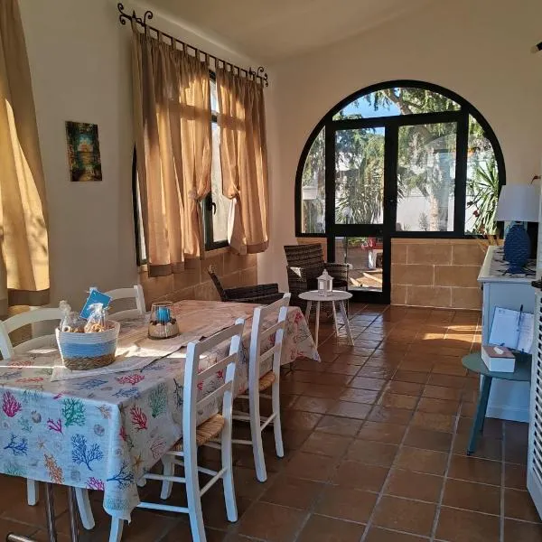 A L' ARIA FRISCA - villetta a due passi dal mare，位于托雷拉皮罗的酒店