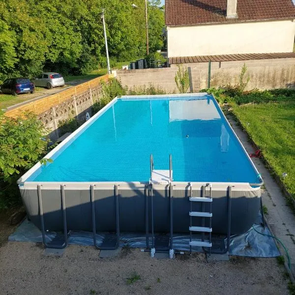 Maison bord de Marne pour 10 personnes avec jacuzzi，位于Châlons-en-Champagne的酒店