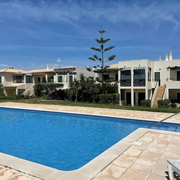 Pine Tree Vilita，位于佩拉的酒店