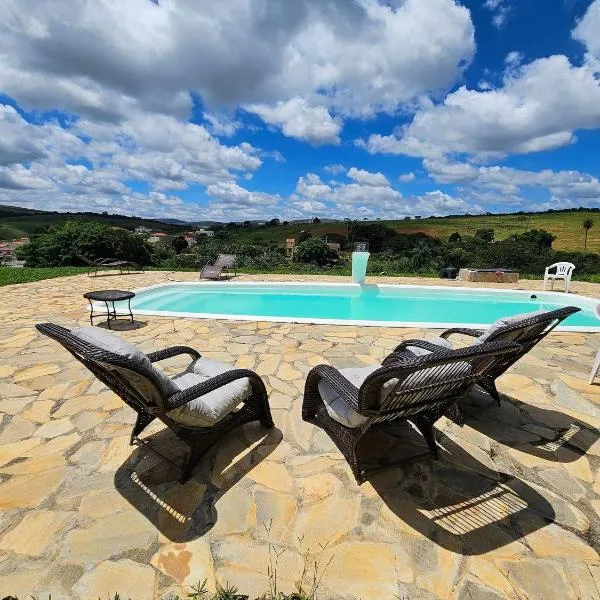 Chalés Vila Carrancas - Ao lado do centro com piscina, cozinha completa e muita tranquilidade，位于卡兰卡斯的酒店