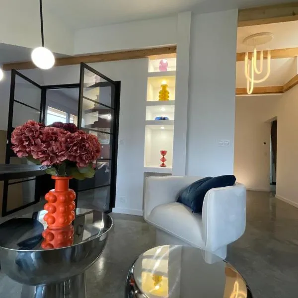 Appartement moderne dominant la ville，位于蓬塔利耶的酒店