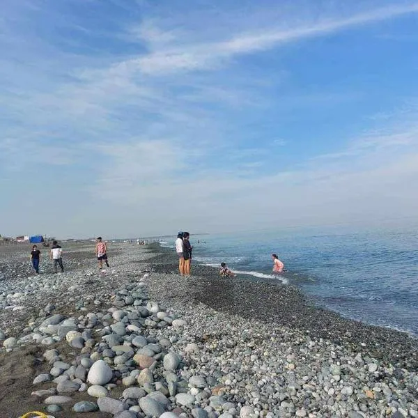 Uncle Bob&Tere Beachfront House，位于Luna的酒店