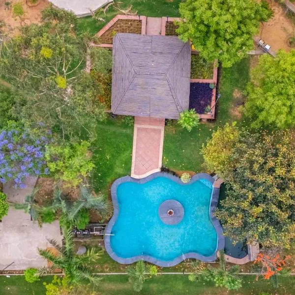 StayVista at Maple Farms with Pool, BBQ & Bonfire，位于Sohna的酒店