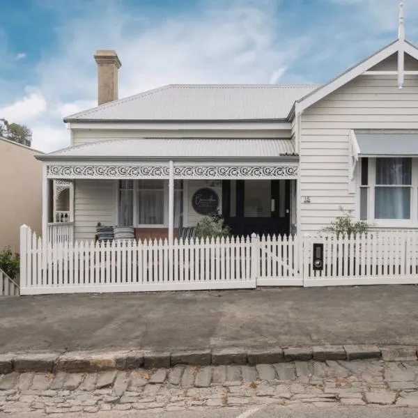 Benambra Boutique Accommodation - c1883 'Rosebud Room'，位于昆斯克利夫的酒店