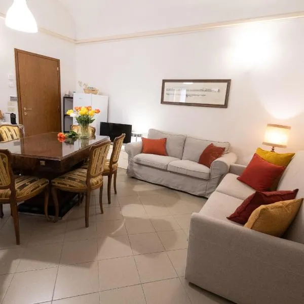 Ca' Spadoni, centro storico, piano terra, ingresso indipendente, teatro, parcheggio,，位于伊莫拉的酒店