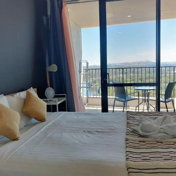 Lake Views Balcony in Spacious 1 Bed Unit - Hosted by CanStay，位于贝尔康嫩的酒店