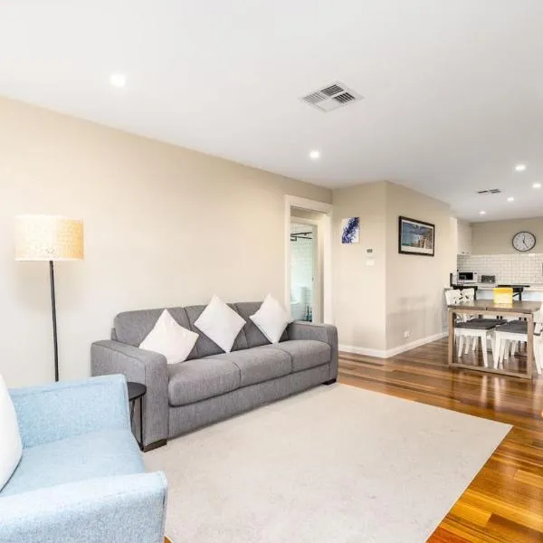 Comfy and Modern House with Outdoor Dining and WiFi - Hosted by CanStay，位于金斯顿的酒店