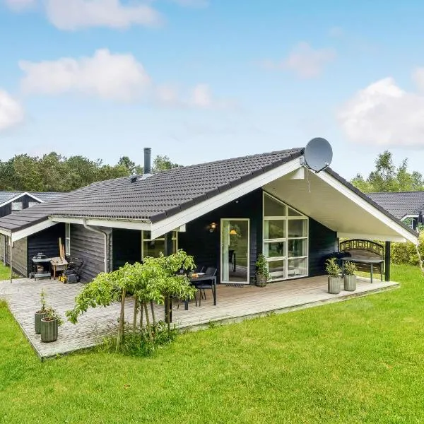 Awesome Home In Hadsund With Sauna，位于海松的酒店