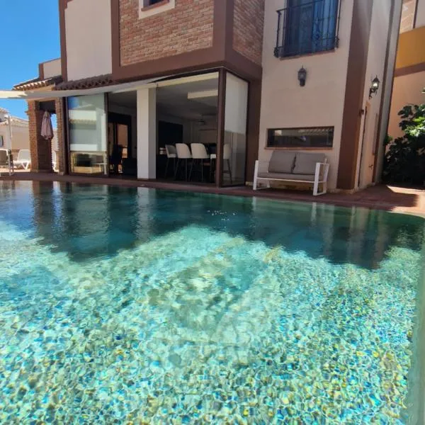 Villa Deluxe Nerja SilHouse，位于内尔哈的酒店