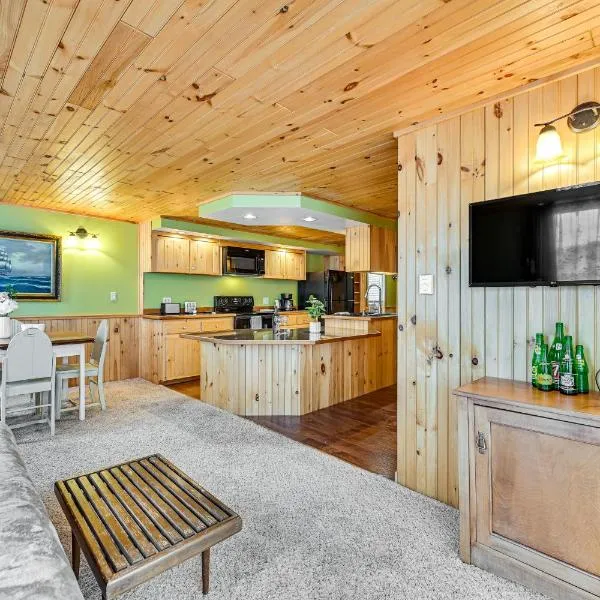 Pet-Friendly Boonville Apt with Deck on Main Street!，位于Boonville的酒店