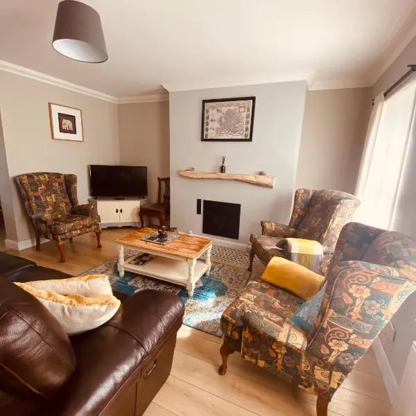 Cosy 3 bedroom townhouse with wood pellet stove!，位于福克斯福德的酒店