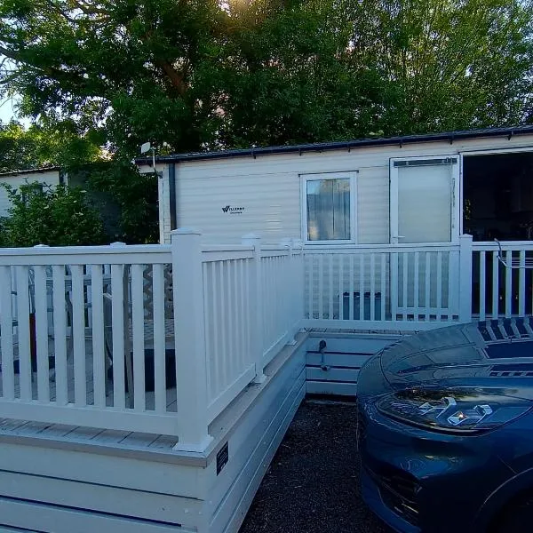 Comfortable family caravan in Weymouth，位于韦茅斯的酒店