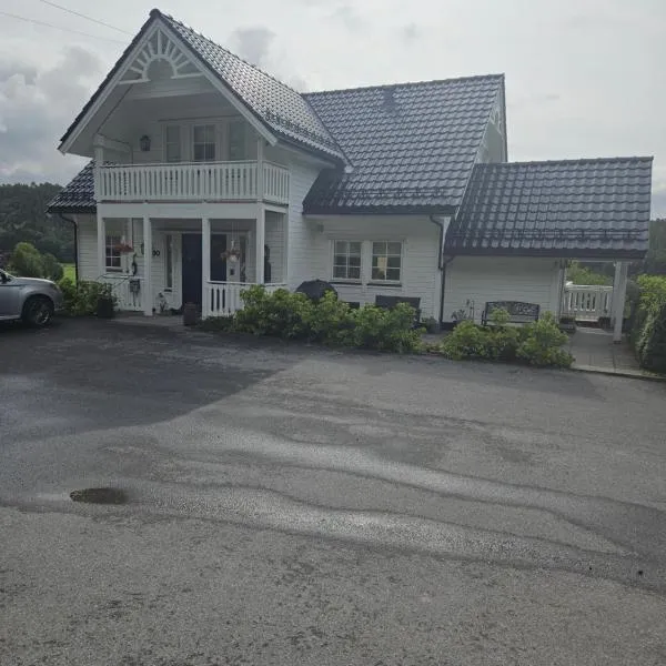 Gårdsidyll i flotte omgivelser，位于Stordal的酒店