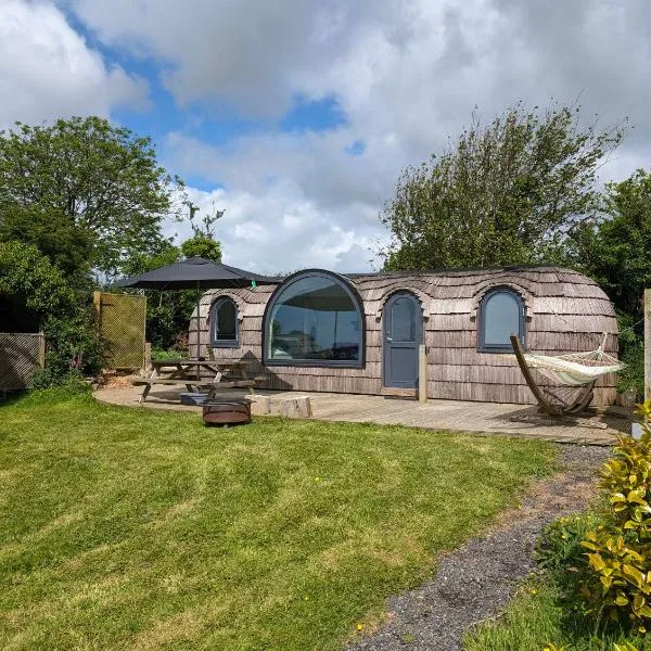 Dreckly cabin - Lydcott Glamping with Cornish sea views，位于西卢港的酒店