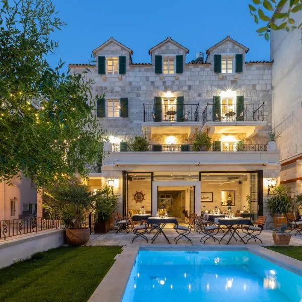 Casa Columba - 4 Star Design Boutique Hotel with Outdoor Pool & Private Garden，位于马卡尔斯卡的酒店