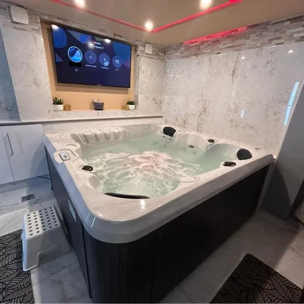 Spa Jacuzzi Moon White，位于梅西的酒店