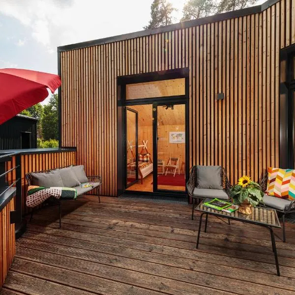 Wunderschönes Haus am See mit Dachterrasse, Badewanne, Kamin, Bettwäsche und Handtüchern，位于Strehlow的酒店