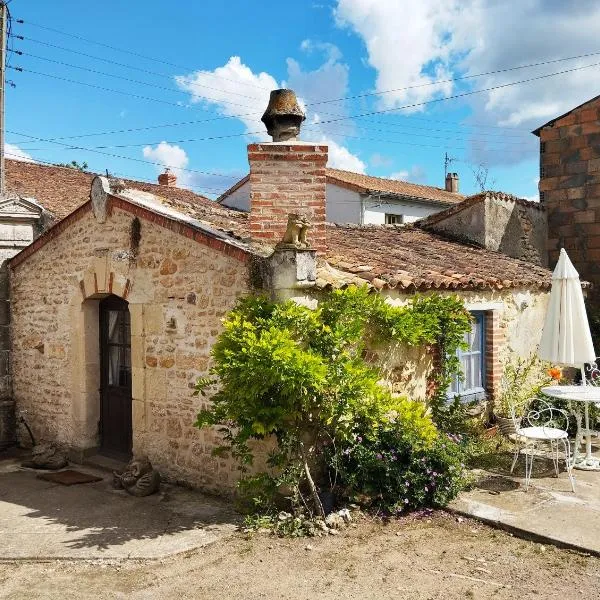 Gatekeepers Cottage Tiny House, Taizé, Deux-Sevres, Velo Francette，位于Taizé的酒店