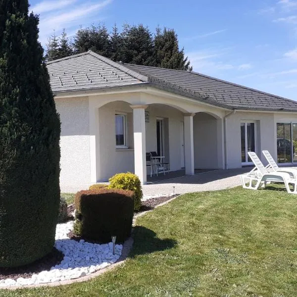 Haute-loire Tence Belle maison neuve plain-pied 4 étoiles avec parc arboré clos，位于Tence的酒店