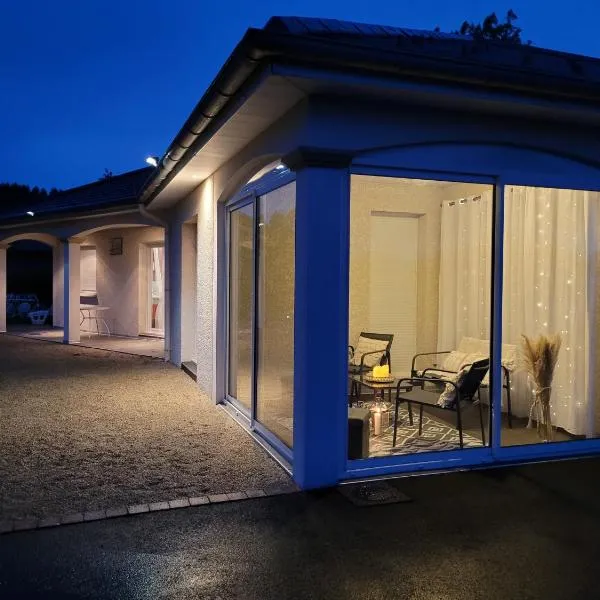 Haute-loire Tence Belle maison neuve plain-pied 4 étoiles avec parc arboré clos，位于Tence的酒店