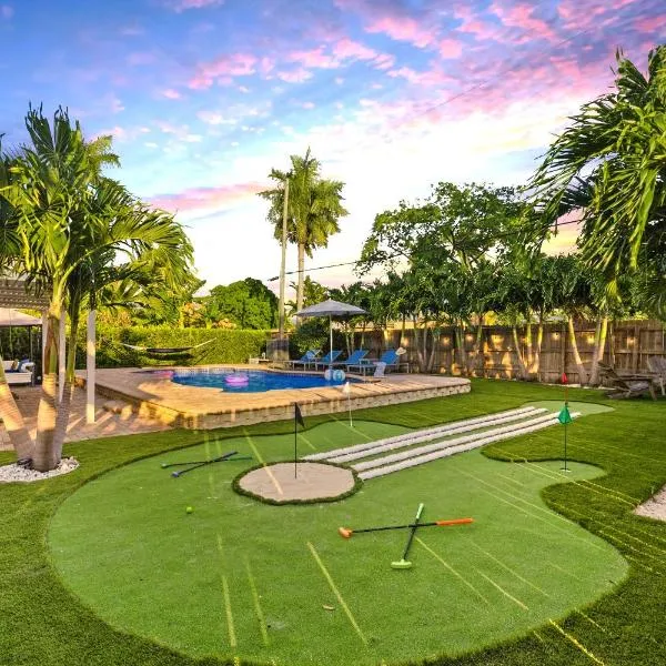 Coastal Paradise 7 min to Beach with Game Room Mini Golf and Heated Pool，位于好莱坞的酒店