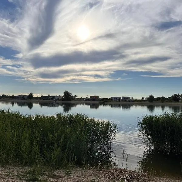 Villa Parndorf Lake 1 next to Outlet，位于滨湖新锡德尔的酒店