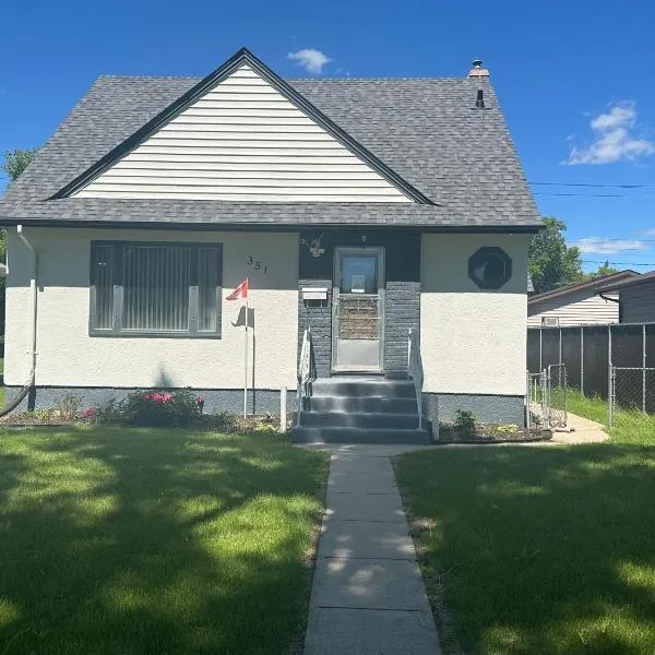 Spotless 4 Bedrooms 4 Beds Sleep 8 in Winnipeg，位于温尼伯的酒店