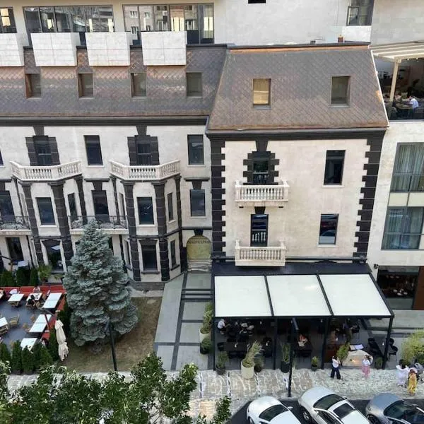 Newly Renovated, Modern and Bright Condo in Center，位于埃里温的酒店