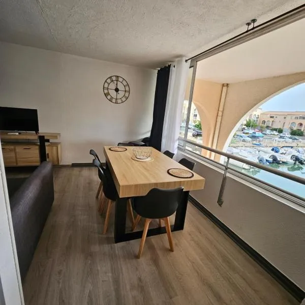 studio cabine - Sète - 6personnes - rénové - moderne - en bord de plage avec clim，位于塞特港的酒店