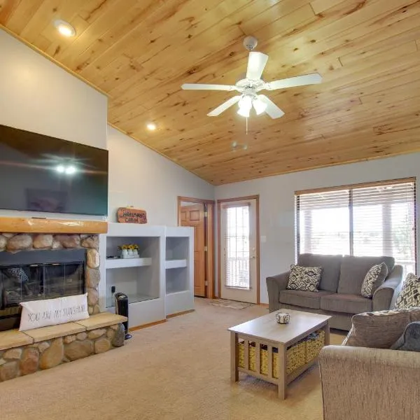 16 Mi to Sitgreaves Overgaard Cabin with Porch，位于Overgaard的酒店
