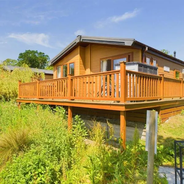 Poppy An Immaculate Lake side Lodge the Perfect Retreat, Sleeps 4，位于赖德的酒店