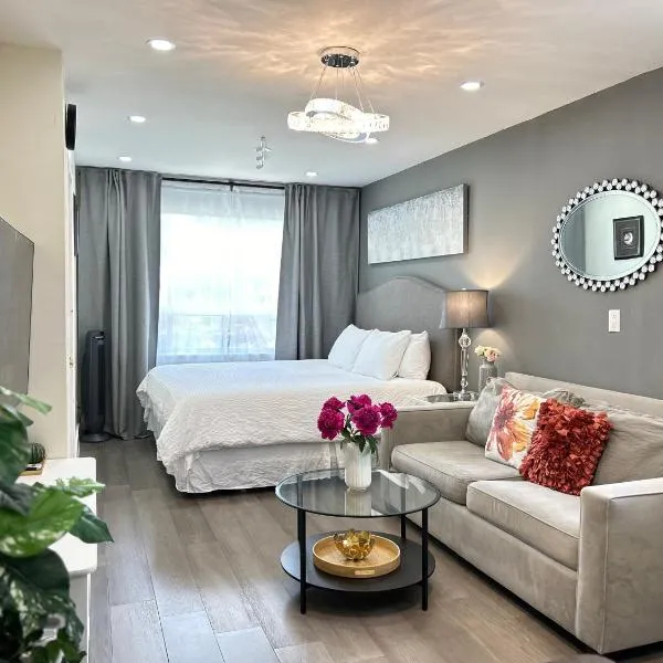 Modern Lux Family Rooms - KingBed - Near Sheppard W Station Toronto，位于多伦多的酒店