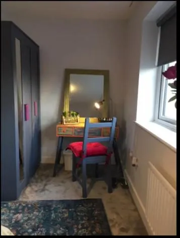 Veen Home near Gatwick，位于Faygate的酒店