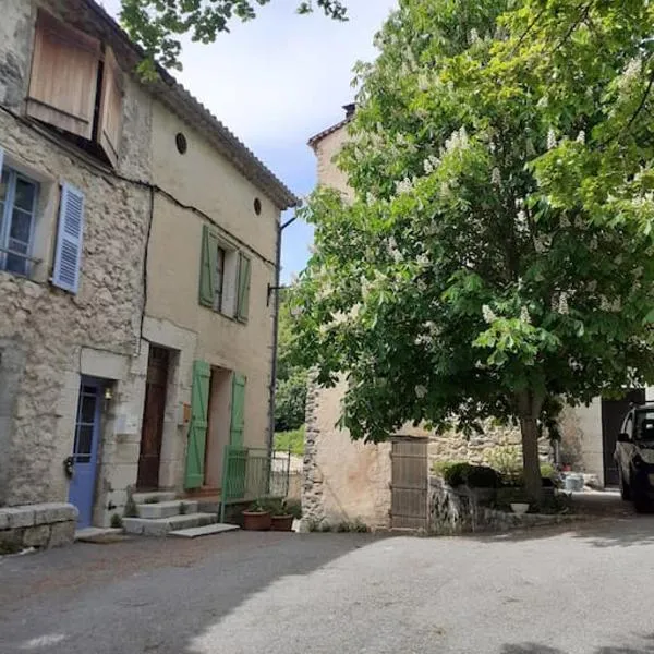 F2 de caractère dans un hameau typique provençal，位于阿尔蒂比河畔孔普斯的酒店