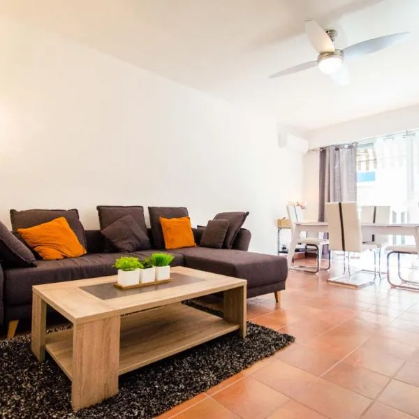 Magnifique appartement proche des plages plus garage privé，位于昂蒂布的酒店
