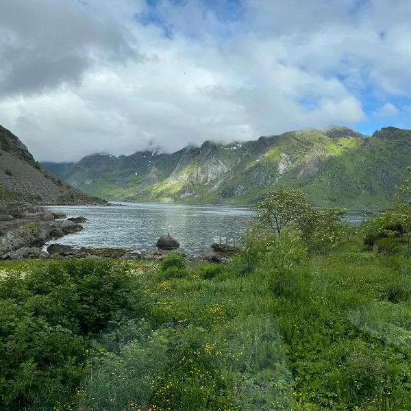 Enebolig med Eventyrlig beliggenhet like ved sjøen i Lofoten，位于Sund的酒店
