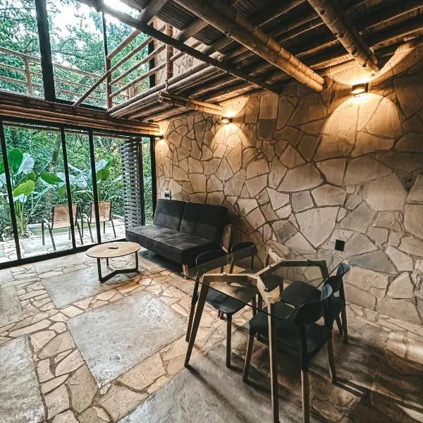 Cabaña de piedra y bambú en la selva，位于帕伦克的酒店