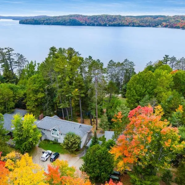 Muskoka Waterfront Retreat，位于亨茨维尔的酒店