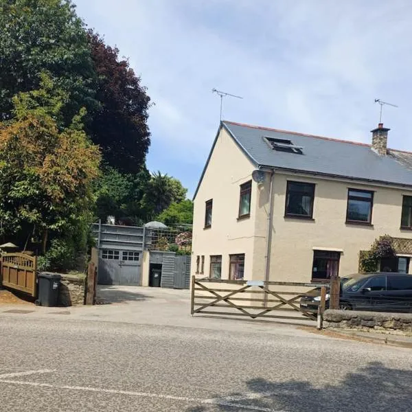 The Conifers, 3 Room, Small but Stylish Self Catering Flat in Nature Reserve Free Eden or local taxi b4 9pm no lounge，位于帕的酒店
