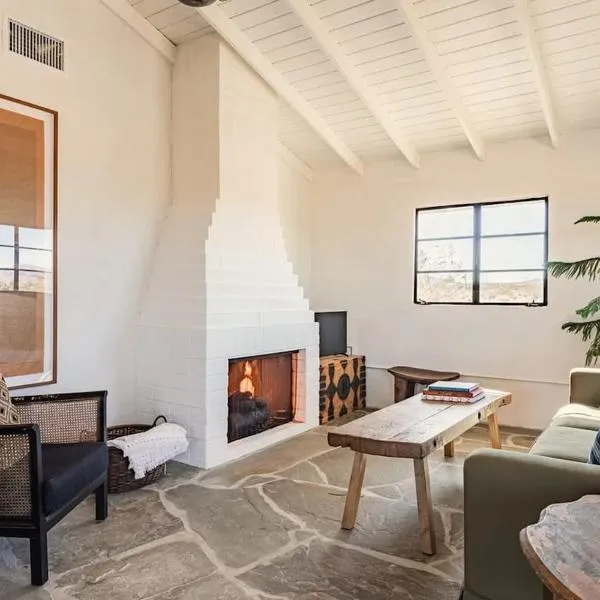 Nickey Kehoe- Heiwa Cottage Pool and Spa，位于约书亚树的酒店