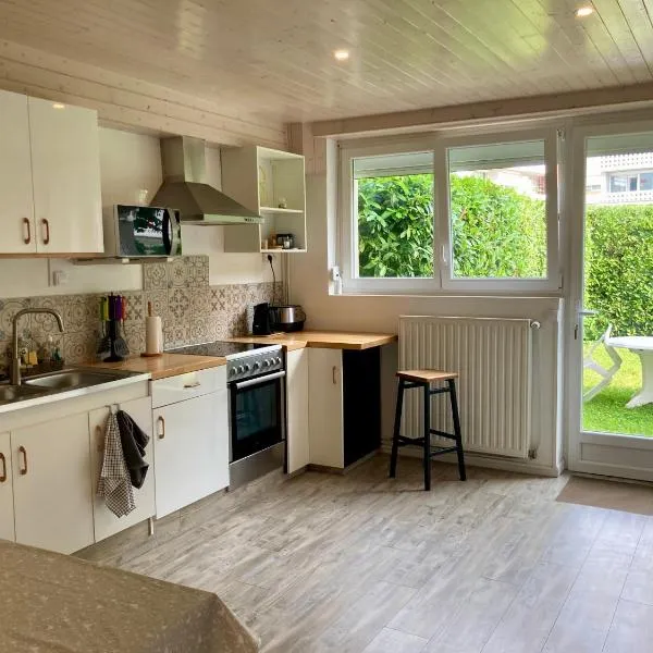 Au parfait, T2 Rdc, frais, jardin, calme, parking, idéalement placé，位于伊苏瓦尔的酒店