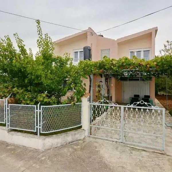 Holiday house with a parking space Kastel Stafilic, Kastela - 23408，位于卡什泰拉的酒店